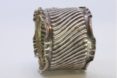  Argola de guardanapo em prata com relevos espiralados envolvendo cartela para monograma.